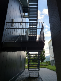 204×272 垂井町役場外部階段