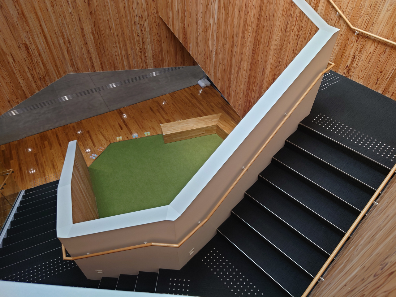 垂井町役場内部階段4